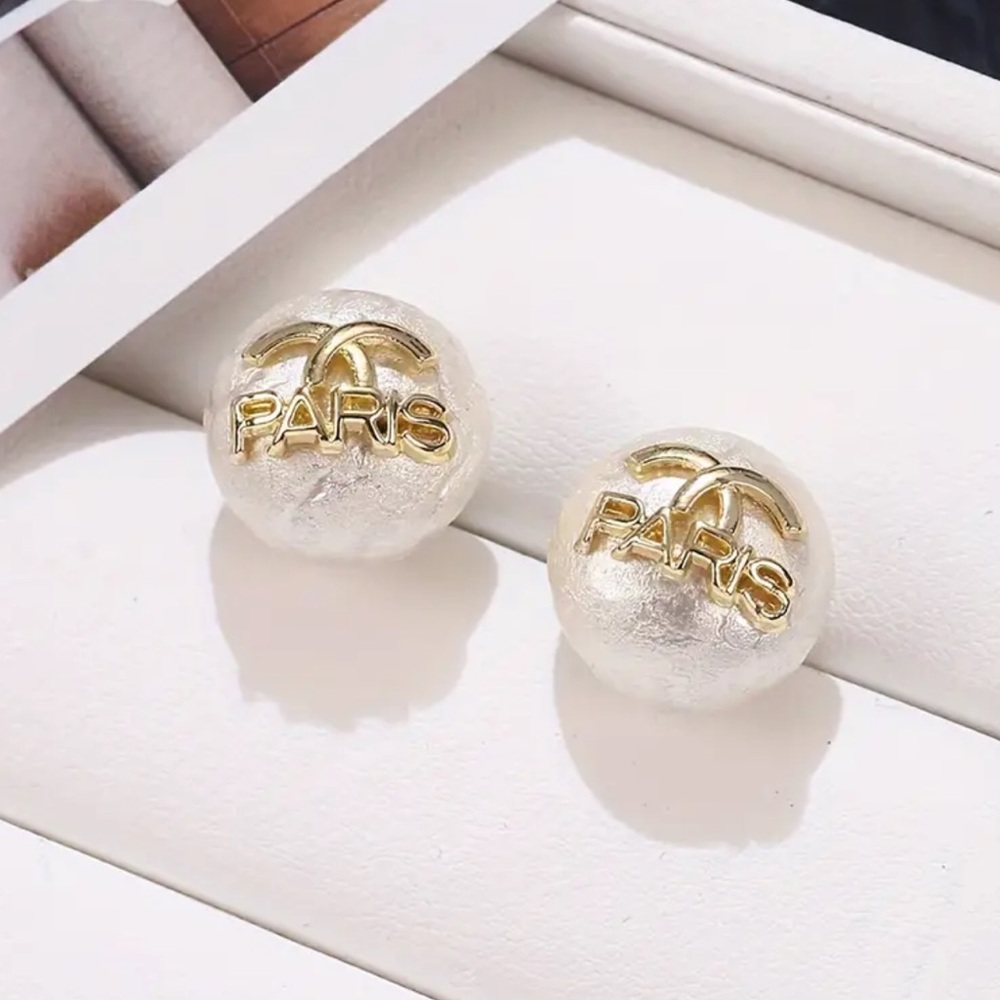 Designer Pearl Gold tone Elegant Statement earrings Luxury Look Elegant Stud